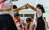 [ẢNH] 1.000 học sinh tiểu học thích thú được CSGT Hà Nội dạy đội mũ bảo hiểm đúng cách