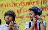 [ẢNH] 1.000 học sinh tiểu học thích thú được CSGT Hà Nội dạy đội mũ bảo hiểm đúng cách