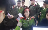 [ẢNH] Ấn tượng mạnh với hình ảnh nữ Công an Thủ đô hiến máu cứu người