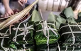 Những chiếc bánh chưng được gói bởi bàn tay thô ráp của chiến sỹ PCCC Thủ đô