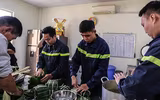 Những chiếc bánh chưng được gói bởi bàn tay thô ráp của chiến sỹ PCCC Thủ đô