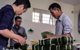 Những chiếc bánh chưng được gói bởi bàn tay thô ráp của chiến sỹ PCCC Thủ đô