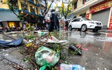 [ẢNH] Trời mưa, tiểu thương vứt bỏ đào quất, đường phố ngập xác hoa...