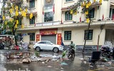 [ẢNH] Trời mưa, tiểu thương vứt bỏ đào quất, đường phố ngập xác hoa...