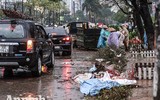 [ẢNH] Trời mưa, tiểu thương vứt bỏ đào quất, đường phố ngập xác hoa...