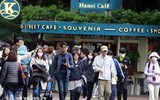[ẢNH] Đề phòng mắc nCoV, du khách không rời khẩu trang y tế khi du xuân
