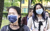 [ẢNH] Đề phòng mắc nCoV, du khách không rời khẩu trang y tế khi du xuân