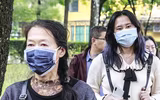 [ẢNH] Đề phòng mắc nCoV, du khách không rời khẩu trang y tế khi du xuân