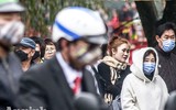 [ẢNH] Đề phòng mắc nCoV, du khách không rời khẩu trang y tế khi du xuân