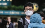 [ẢNH] Đề phòng mắc nCoV, du khách không rời khẩu trang y tế khi du xuân