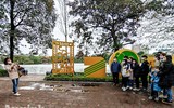 [ẢNH] Đề phòng mắc nCoV, du khách không rời khẩu trang y tế khi du xuân