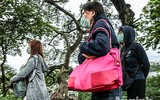 [ẢNH] Đề phòng mắc nCoV, du khách không rời khẩu trang y tế khi du xuân