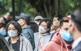 [ẢNH] Đề phòng mắc nCoV, du khách không rời khẩu trang y tế khi du xuân