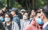 [ẢNH] Đề phòng mắc nCoV, du khách không rời khẩu trang y tế khi du xuân
