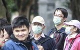 [ẢNH] Đề phòng mắc nCoV, du khách không rời khẩu trang y tế khi du xuân