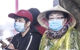 [ẢNH] Đề phòng mắc nCoV, du khách không rời khẩu trang y tế khi du xuân