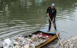[ẢNH] Sau 3 ngày tết, sông Tô Lịch ngập ngụa đủ loại rác thải