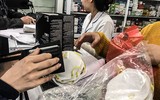 [ẢNH] Hà Nội: Người dân đổ xô đi mua khẩu trang y tế, chỗ phát miễn phí, nơi bán đắt gấp 2,3 lần