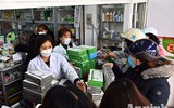 [ẢNH] Hà Nội: Người dân đổ xô đi mua khẩu trang y tế, chỗ phát miễn phí, nơi bán đắt gấp 2,3 lần