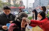 [ẢNH] Công an Thủ đô tham gia phát miễn phí 75.000 khẩu trang phòng dịch Corona