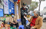 [ẢNH] Công an Thủ đô tham gia phát miễn phí 75.000 khẩu trang phòng dịch Corona