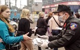 [ẢNH] Công an Thủ đô tham gia phát miễn phí 75.000 khẩu trang phòng dịch Corona
