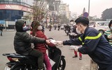 [ẢNH] Công an Thủ đô tham gia phát miễn phí 75.000 khẩu trang phòng dịch Corona