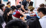 [ẢNH] Bác sỹ căng mình làm việc 12 tiếng 1 ngày trong bối cảnh thiếu máu do ảnh hưởng của dịch Corona