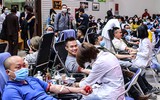 [ẢNH] Bác sỹ căng mình làm việc 12 tiếng 1 ngày trong bối cảnh thiếu máu do ảnh hưởng của dịch Corona