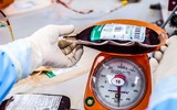 [ẢNH] Bác sỹ căng mình làm việc 12 tiếng 1 ngày trong bối cảnh thiếu máu do ảnh hưởng của dịch Corona