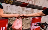 [ẢNH] Người dân ở khu nhà trọ của bệnh nhân số 39 yên tâm chấp hành cách ly 14 ngày