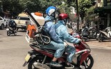[ẢNH] Người dân ở khu nhà trọ của bệnh nhân số 39 yên tâm chấp hành cách ly 14 ngày