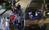 [ẢNH] Phun khử khuẩn bệnh viện Bạch Mai, chở người nhà bệnh nhân đến khu cách ly tập trung