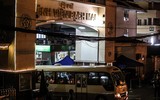 [ẢNH] Phun khử khuẩn bệnh viện Bạch Mai, chở người nhà bệnh nhân đến khu cách ly tập trung