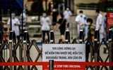 [ẢNH] Phun khử khuẩn bệnh viện Bạch Mai, chở người nhà bệnh nhân đến khu cách ly tập trung