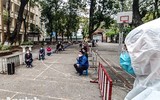 [ẢNH] Cận cảnh việc thực hiện xét nghiệm nhanh Covid- 19, 10 phút có kết quả ngay ở Hà Nội