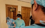 [ẢNH] Cận cảnh việc thực hiện xét nghiệm nhanh Covid- 19, 10 phút có kết quả ngay ở Hà Nội