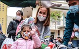 [ẢNH] Cuộc điện thoại hạnh phúc của người được trở về sau khi hết hạn cách ly
