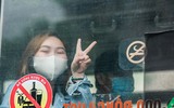[ẢNH] Cuộc điện thoại hạnh phúc của người được trở về sau khi hết hạn cách ly