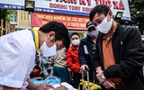 [ẢNH] Cuộc điện thoại hạnh phúc của người được trở về sau khi hết hạn cách ly