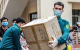 [ẢNH] Cuộc điện thoại hạnh phúc của người được trở về sau khi hết hạn cách ly