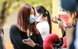 [ẢNH] Cuộc điện thoại hạnh phúc của người được trở về sau khi hết hạn cách ly