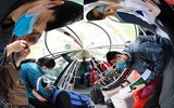 [ẢNH] Cuộc điện thoại hạnh phúc của người được trở về sau khi hết hạn cách ly