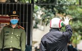 [ẢNH] Cuộc điện thoại hạnh phúc của người được trở về sau khi hết hạn cách ly
