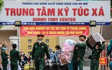 [ẢNH] Cuộc điện thoại hạnh phúc của người được trở về sau khi hết hạn cách ly