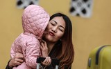[ẢNH] Cuộc điện thoại hạnh phúc của người được trở về sau khi hết hạn cách ly