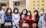 [ẢNH] Cuộc điện thoại hạnh phúc của người được trở về sau khi hết hạn cách ly