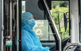 [ẢNH] Cuộc điện thoại hạnh phúc của người được trở về sau khi hết hạn cách ly