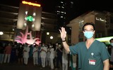 [Ảnh] Những giọt nước mắt hạnh phúc và thời khắc đoàn tụ khó quên khi Bệnh viện Bạch Mai kết thúc cách ly y tế