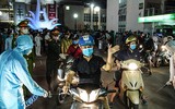 [Ảnh] Những giọt nước mắt hạnh phúc và thời khắc đoàn tụ khó quên khi Bệnh viện Bạch Mai kết thúc cách ly y tế